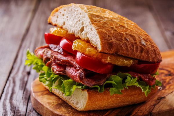 ساندویچ استیک آبدار با سبزیجات و تکه های پرتقال تمرکز انتخابی
