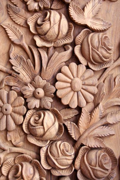 اثر هنری حک شده در چوب معمولاً در درهای اصلی خانه در هند استفاده می شود