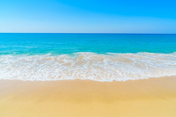 مناظر زیبای استوایی ساحل دریا و شن و ماسه برای تعطیلات