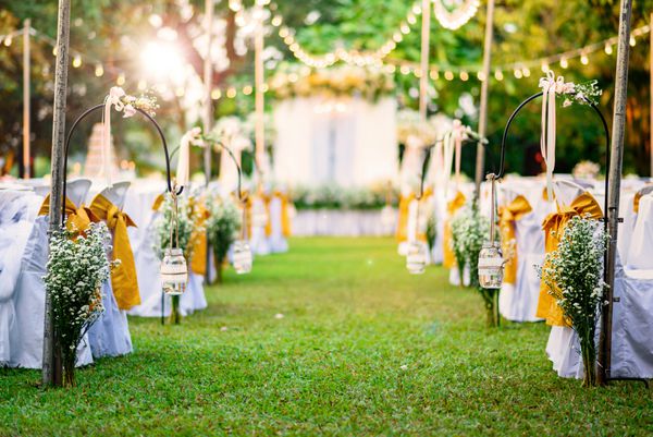 مراسم عروسی زیبا در باغ در غروب آفتاب