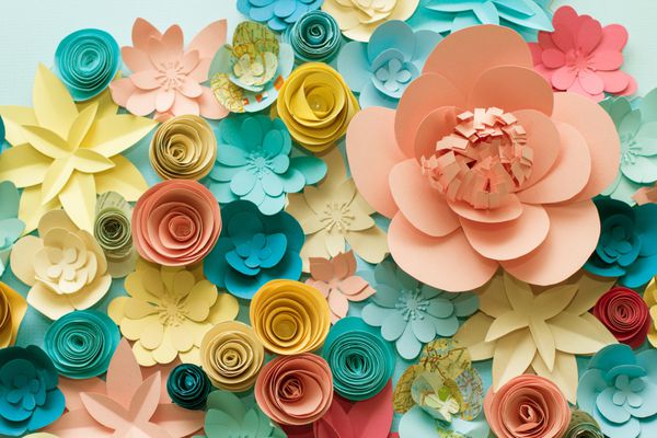 گل های کاغذی قدیمی طرح پس زمینه کاغذ گل های صورتی آبی زرد و سفید به سبک دوست داشتنی گل رز ساخته شده از کاغذ