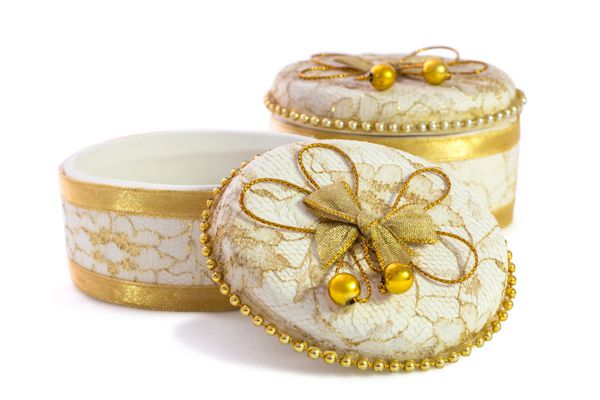 جعبه جواهرات سرامیکی پرنعمت ساخته شده از سرامیکی با طراحی عالی و واقع گرایی با ایزوله روی پس زمینه سفید