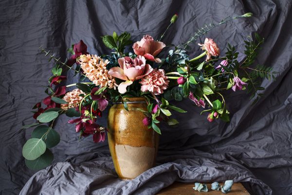 گل در گلدان روی میز
