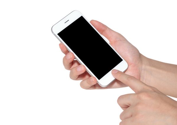 دست زنی که صفحه خالی تلفن هوشمند جدا شده در پس زمینه سفید را در دست دارد
