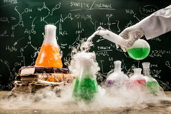 بررسی فرمول شیمیایی در آزمایشگاه دانشگاهی
