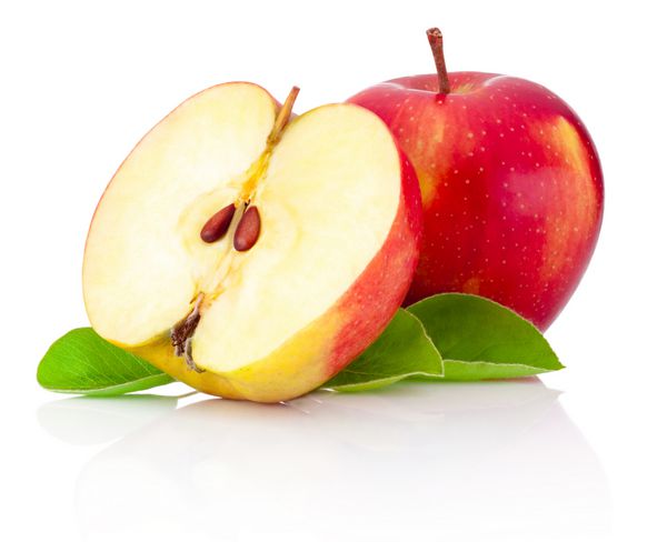 یک و نیم سیب قرمز جدا شده پس زمینه سفید