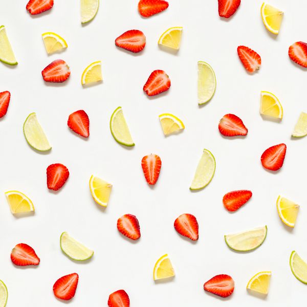 الگوی رنگارنگ توت فرنگی لیمو لیمو نمای بالای مرکبات و توت فرنگی های برش داده شده