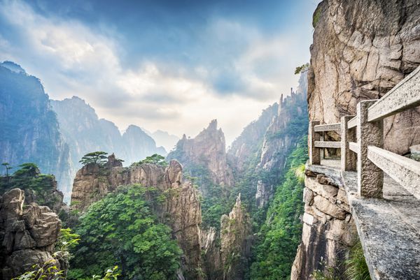 هوانگشان کوه های زرد پله های توریستی ساخته شده بر روی صخره ها رشته کوهی در استان آنهویی چین این یک سایت میراث جهانی یونسکو و یکی از مقاصد اصلی توریستی چین است