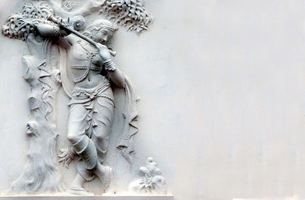 حیدرآباد هند - 7 ژوئیه مجسمه خدا سری کریشنا را نشان می دهد همانطور که در اساطیر هندو بر روی دیوار معبد جاگانات در 7 ژوئیه 2016 در حیدرآباد هند ذکر شده است