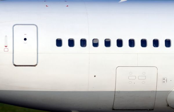 هواپیمای پهن پیکر بزرگ و مدرن مسافربری بزرگ نمای نزدیک نمای بیرونی دقیق با دستگیره در خروجی پنجره مسافر درب بار چراغ خروجی
