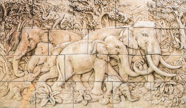 مجسمه سنگی فیل ها روی دیوار در معبد عمومی تایلند