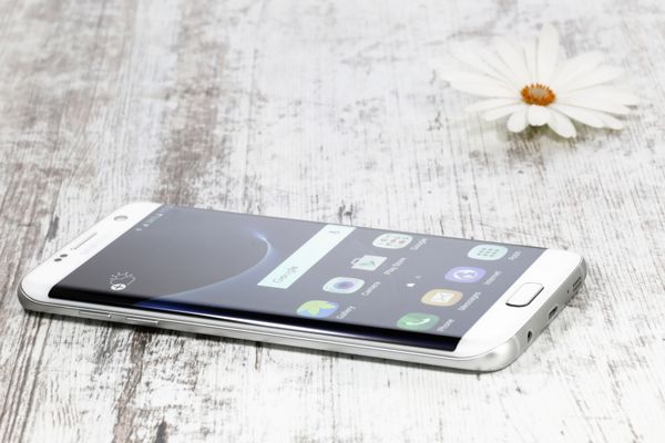 کوزالین لهستان - 01 آگوست 2016 po of samsung galaxy s7 edge مروارید سفید سامسونگ 7 اج نسل جدید گوشی هوشمند سامسونگ است سامسونگ s7 edge یک گوشی هوشمند با صفحه نمایش چند لمسی است