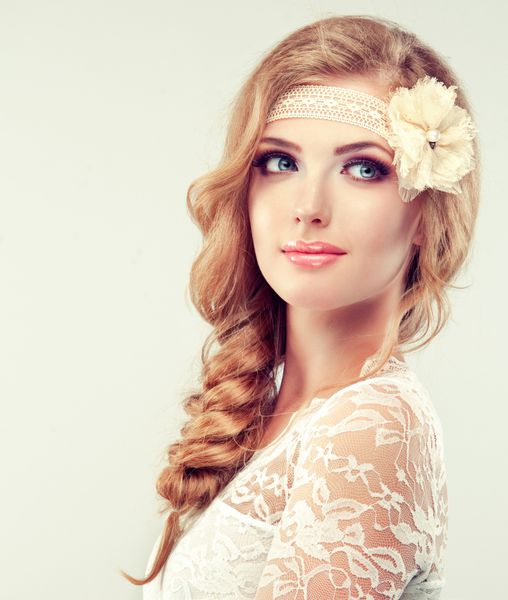 مدل دختر زیبا با لباس سفید با دم خوک و رت گل در سرش عروس در لباس عروس به سبک کاس یا بوهو با قیطان مو