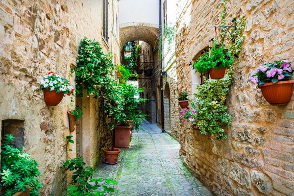 طلسم روستای زیبا آمبریا ایتالیا با خیابان های گلدار