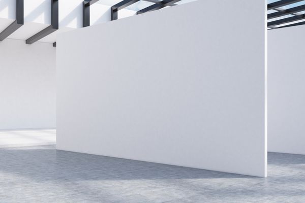دیوار سفید بزرگ در مرکز اتاق در اتاق زیر شیروانی با سقف شیشه ای مفهوم گرایش های طراحی معاصر رندر سه بعدی مدل آزمایشگاهی ماکت