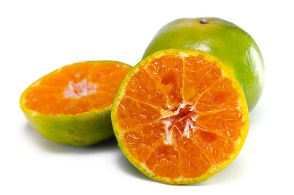 میوه نارنجی اسامی دیگر les oranger شیرین پرتقال citrus sinensis citrus aurantium citrus maxima مرکبات مشبک پرتقال ماندارین با نیمه نمای جدا شده بر روی زمینه چوبی