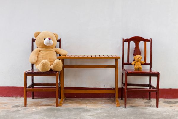 خرس عروسکی روی صندلی نشسته