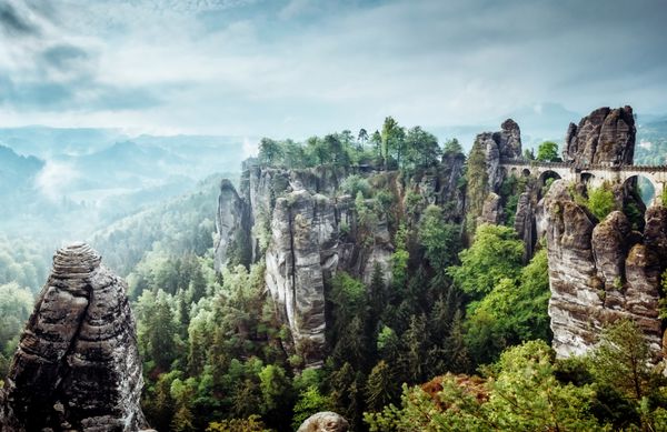 نمایی از کوه های ماسه سنگی الب موقعیت pl پارک ملی ساکسونی سوئیس آلمان شرقی اروپا جاذبه توریستی محبوب صحنه دراماتیک و زیبا تصویر هنری دنیای زیبایی