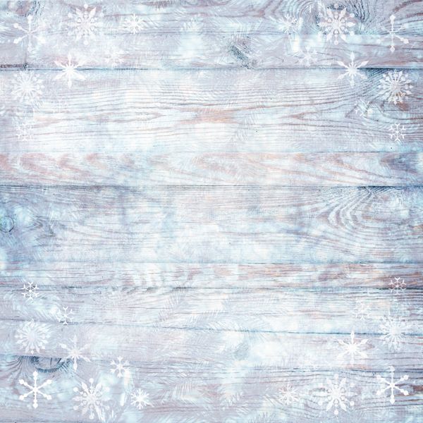 پس‌زمینه شیک کریسمس بافت زمستانی چوبی وینتیج سفید روشن با دانه‌های برف و درخت کاج آبی برای طراحی کاغذ و اسکرپ‌بوک