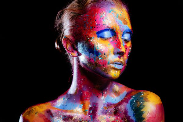 پرتره زنی با رنگ‌های رنگارنگ بر روی ج چشم های آبی روشن تبلیغات sp