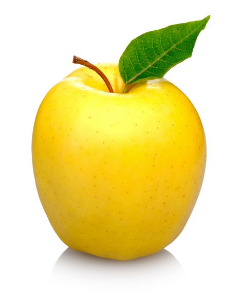 سیب زرد جدا شده در پس زمینه سفید