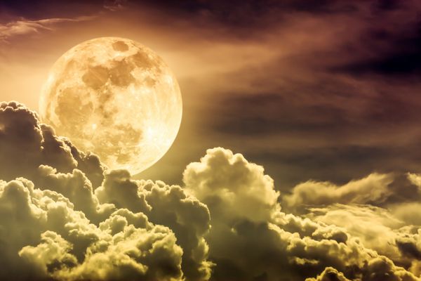 پو جذاب پس زمینه طلایی آسمان شب با ابرها و ماه کامل روشن با براق آسمان شب با ماه کامل زیبا پشت ابر در خارج از منزل در شب ماه توسط ناسا مبله نشده بود