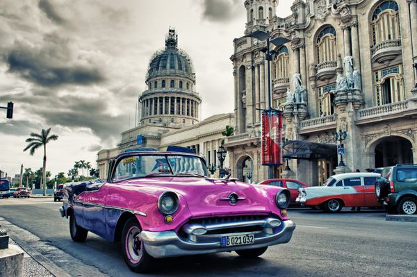 هاوانا کوبا- 24 اکتبر 2016 ماشین قدیمی آمریکایی پارک شده در خیابان