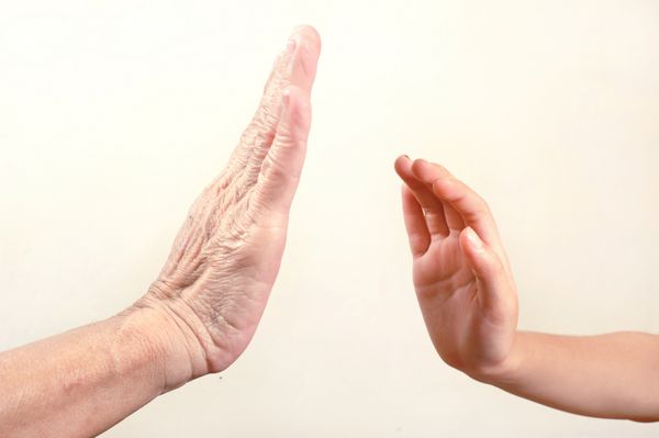 دست کودک سعی کنید دست پیرزن یا پیرزن را لمس کنید مفهوم دو نسل مختلف