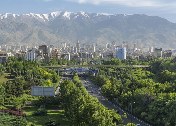 تهران ایران - 14 اردیبهشت 1395 نمایی از ناحیه شمالی تهران پایتخت ایران با پس زمینه رشته کوه البرز