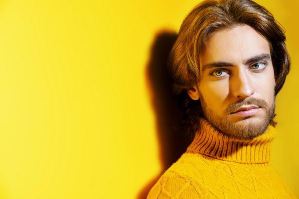 مرد خوش تیپ با پیراهن کش زرد زیبایی مردانه مد مدل مو برای مردان پس زمینه زرد