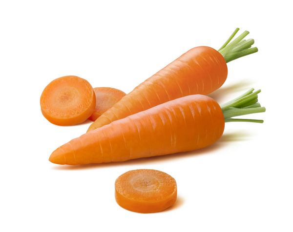 هویج کامل و تکه های گرد جدا شده در زمینه سفید به عنوان عنصر طراحی بسته