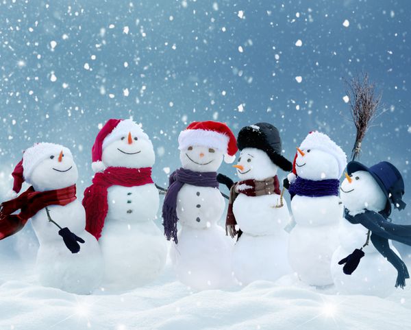 بسیاری از آدم برفی ها در منظره کریسمس زمستانی ایستاده اند