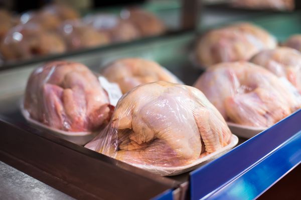 مرغ خام در قفسه های سوپرمارکت