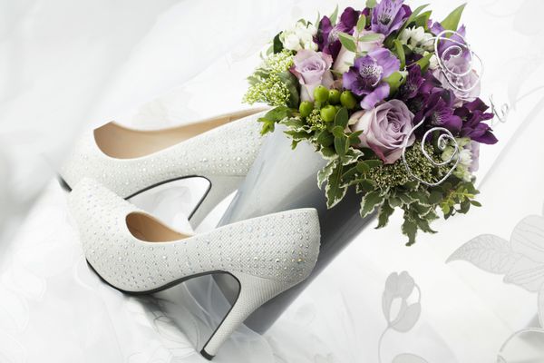 دسته گل و کفش عروس