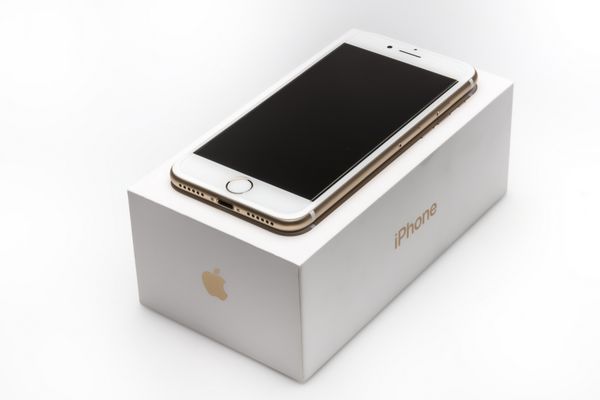 استانبول ترکیه - 12 دسامبر 2016 اپل آیفون 7 طلایی جدید - متن سلام در اولین اجرا آیفون جدید اپل در سال 2016 به محبوب ترین تلفن هوشمند جهان تبدیل شد