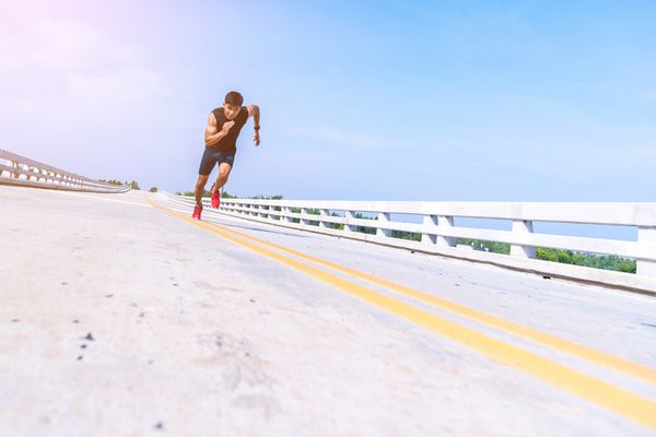 مرد خوش تیپ تست دویدن و آمادگی جسمانی روی پل سبک زندگی سالم کاردیو با هم در تابستان در فضای باز