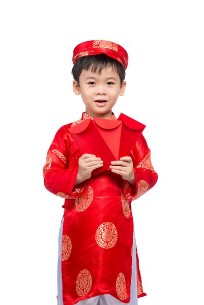 پسر کوچک ویتنامی که پاکت های قرمز رنگی برای تت در دست دارد این کلمه به معنای شادی مضاعف است این هدیه در سال جدید قمری یا تعطیلات تت در پس زمینه ایزوله قرمز است