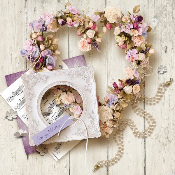 اکسسوری و هدیه زیبا برای روز عروسی یا روز عروسی مال من باش آهنگ عاشقانه پیام عاشقانه قاب های قدیمی و ترکیب گل به شکل قلب در زمینه چوبی روشن