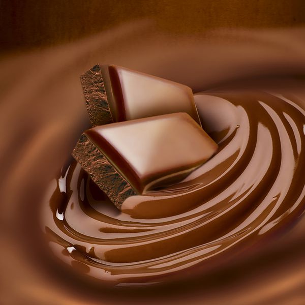 شکلات ذوب شده در خامه در پس زمینه آماده برای طراحی بسته بندی خوشمزه