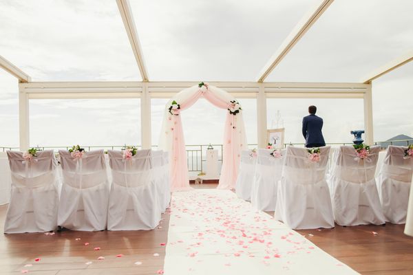 جزیره عروسی و طاق با صندلی عروسی و گل آرایی عروسی