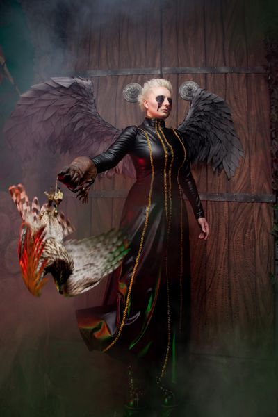 زن نابینا با پرنده بزرگ سیاه‌هاوک و بال‌های بزرگ