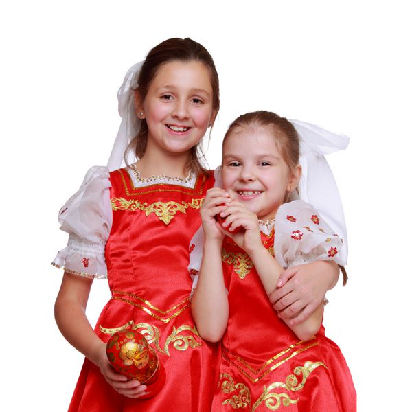 دختران کوچولوی روسی که عروسک سنتی ماتریوشکا را در دست دارند و عروسک کوچک داخل آن است