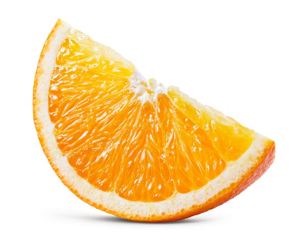 میوه پرتقال قطعه ایزوله شده روی پس زمینه سفید با مسیر برش
