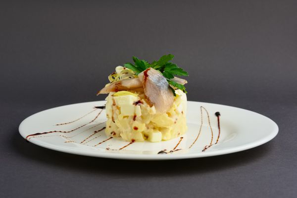 نمای جانبی سالاد با حلقه های شاه ماهی تخم مرغ سیب و پیاز
