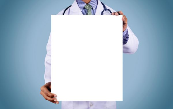 کارت نگهدارنده پزشک با گوشی پزشکی جدا شده در پس زمینه رنگی
