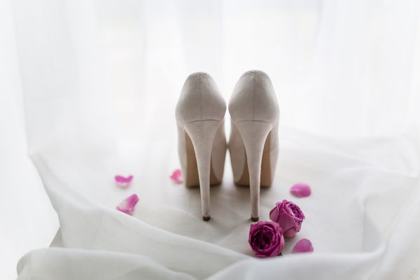 کفش پاشنه بلند عروس و چادر عروسی