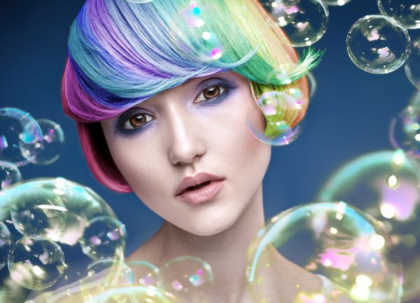 زن جوان مو رنگی با حباب های صابون