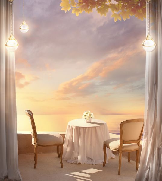 صبحانه عاشقانه در سحر طلوع خورشید با منظره دریا در بالکن