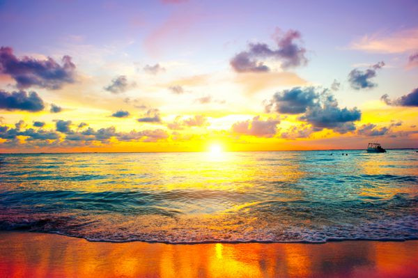 ساحل زیبای غروب دریا جزیره بهشت کارائیب صحنه زیبایی یا خورشید بر فراز آسمان رنگارنگ با ابرها گردشگری سفر پس زمینه مفهوم تعطیلات مکزیک رنگ های طلایی
