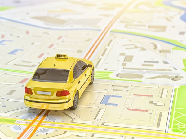 مفهوم حمل و نقل و سفر ماشین تاکسی زرد روی نقشه شهر تصویر سه بعدی
